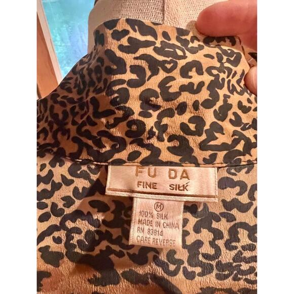 🐆 VINTAGE Silk Leopard Collared Shirt 🐆 - Picture 6 of 6